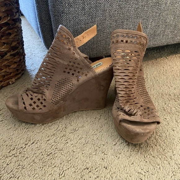 Hot Rated, size 7, tan wedges - Picture 2 of 3